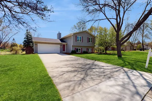 6911 Redwing LN, Chanhassen, MN 55317