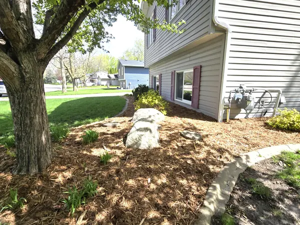 6911 Redwing LN, Chanhassen, MN 55317