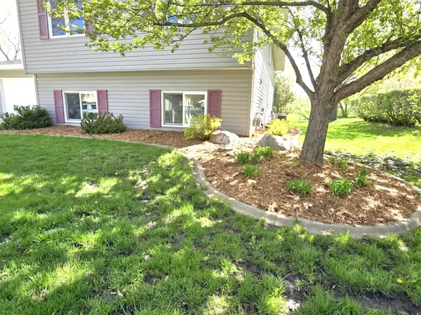 6911 Redwing LN, Chanhassen, MN 55317