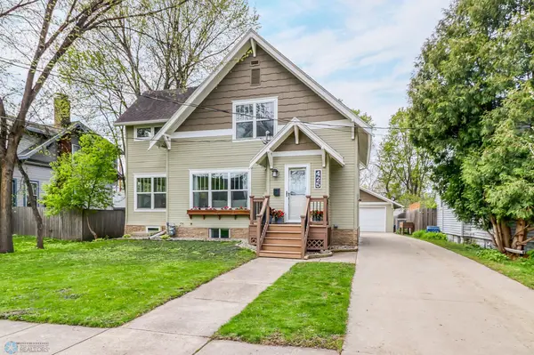 425 6th ST S, Moorhead, MN 56560