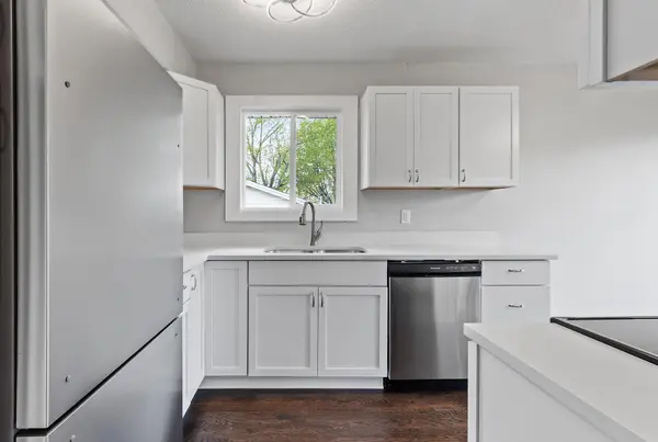 1075 Whitney DR, Apple Valley, MN 55124