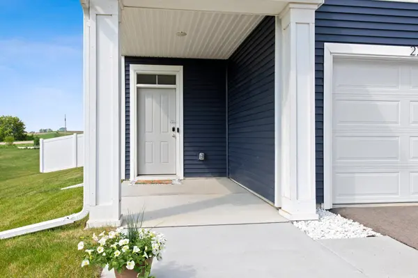 2260 Amelia TRL, Shakopee, MN 55379