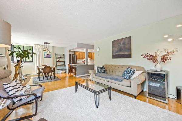 1912 Dupont AVE S #107 Minneapolis, MN 55403