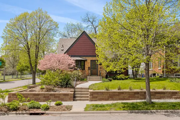 1563 Dunlap ST N, Saint Paul, MN 55108