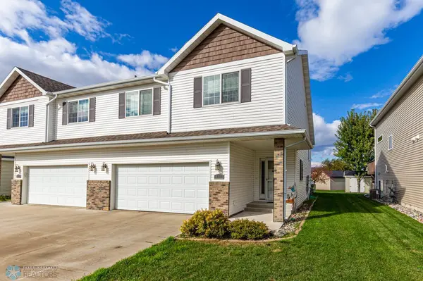 414 E Foxtail DR, Fargo, ND 58078