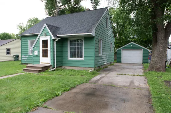 565 Clark ST NE, Hutchinson, MN 55350