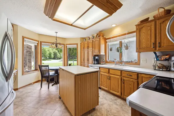 5725 Heather Ridge DR, Shoreview, MN 55126