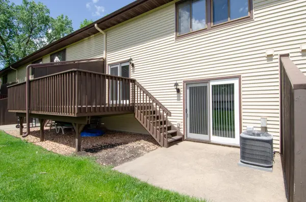 8717 Maplebrook Pkwy N, Brooklyn Park, MN 55445