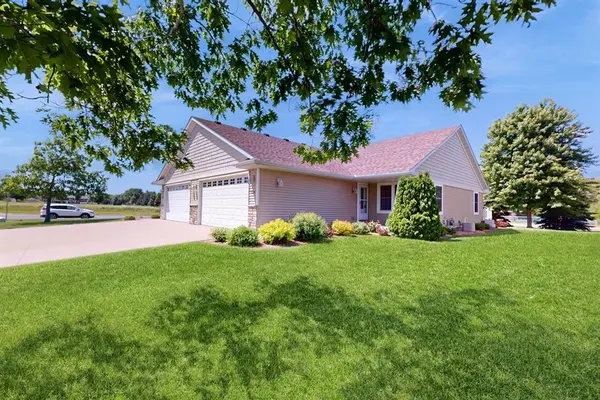 504 Oak Village CT, Belle Plaine, MN 56011