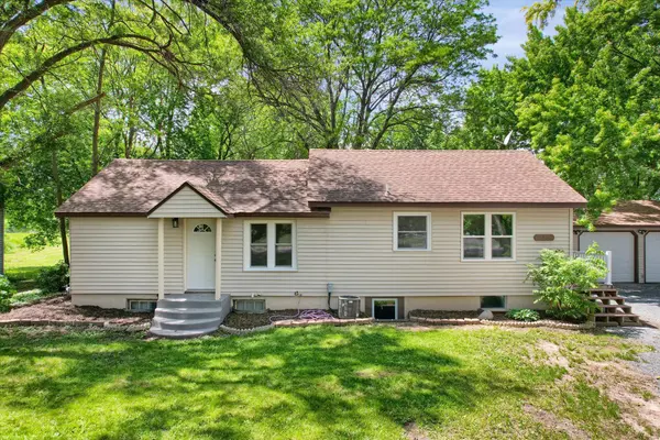 883 Century AVE N, Maplewood, MN 55119