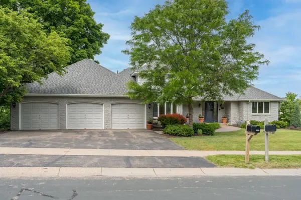 10992 Mount Curve RD, Eden Prairie, MN 55347