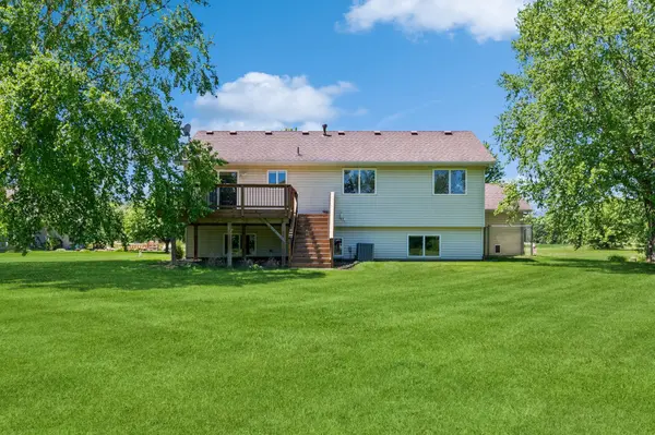 39077 Edgewater CT, North Branch, MN 55056