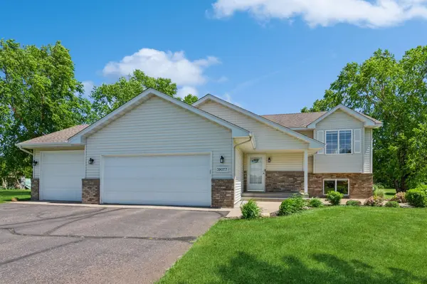 39077 Edgewater CT, North Branch, MN 55056