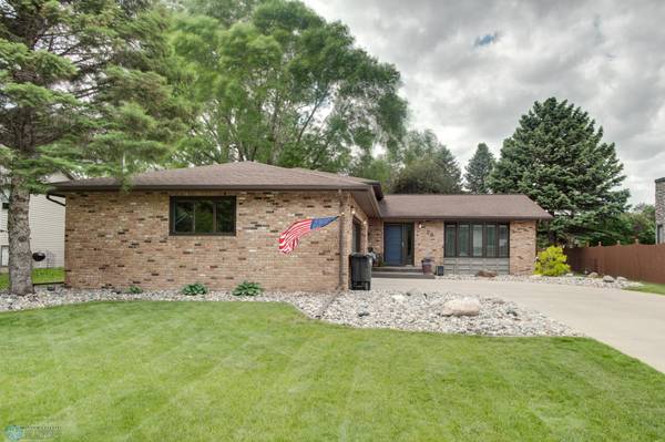 78 Prairiewood DR S, Fargo, ND 58103