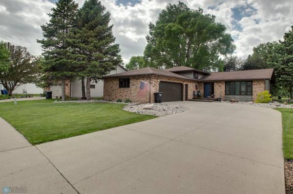 78 Prairiewood DR S, Fargo, ND 58103