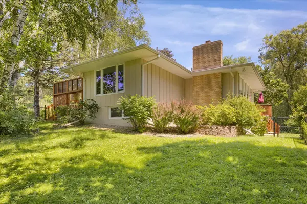 228 Oakview RD, West Saint Paul, MN 55118