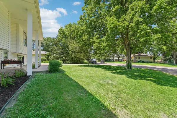652 Iona LN, Roseville, MN 55113