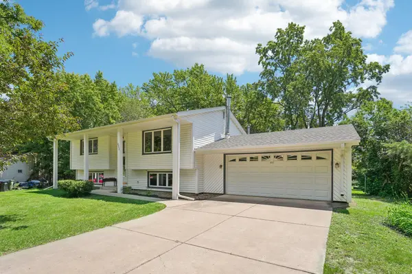 652 Iona LN, Roseville, MN 55113