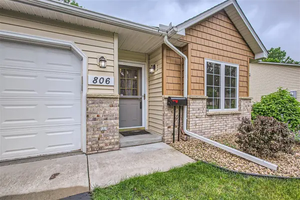 806 Garceau LN, Vadnais Heights, MN 55127