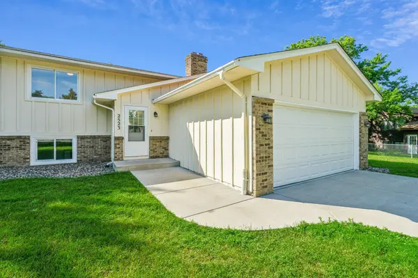 2523 Birchview LN, Minnetonka, MN 55305