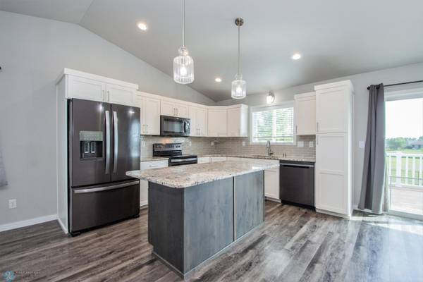 1421 SUMMERWOOD TRL W, Dilworth, MN 56529