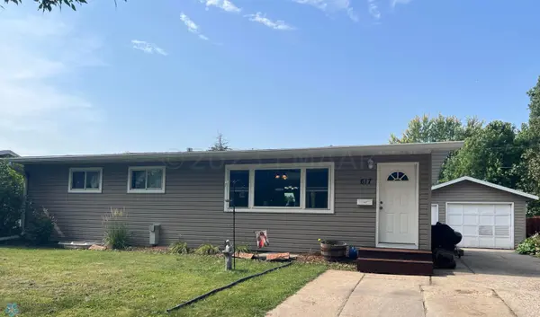 617 CEDAR LN, Moorhead, MN 56560