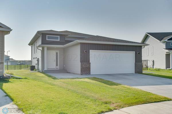 6642 TORONTO DR S, Fargo, ND 58104