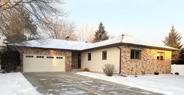 2207 35 AVE S, Fargo, ND 58104