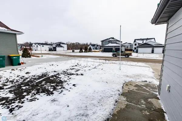 7883 LOST RIVER RD, Horace, ND 58047