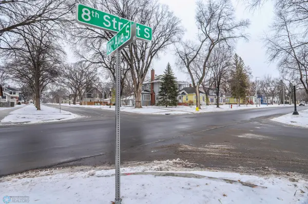 1002 8 ST S, Fargo, ND 58103