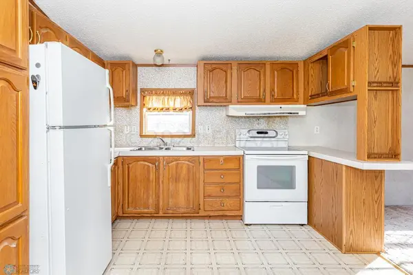 400 11 AVE NW, West Fargo, ND 58078