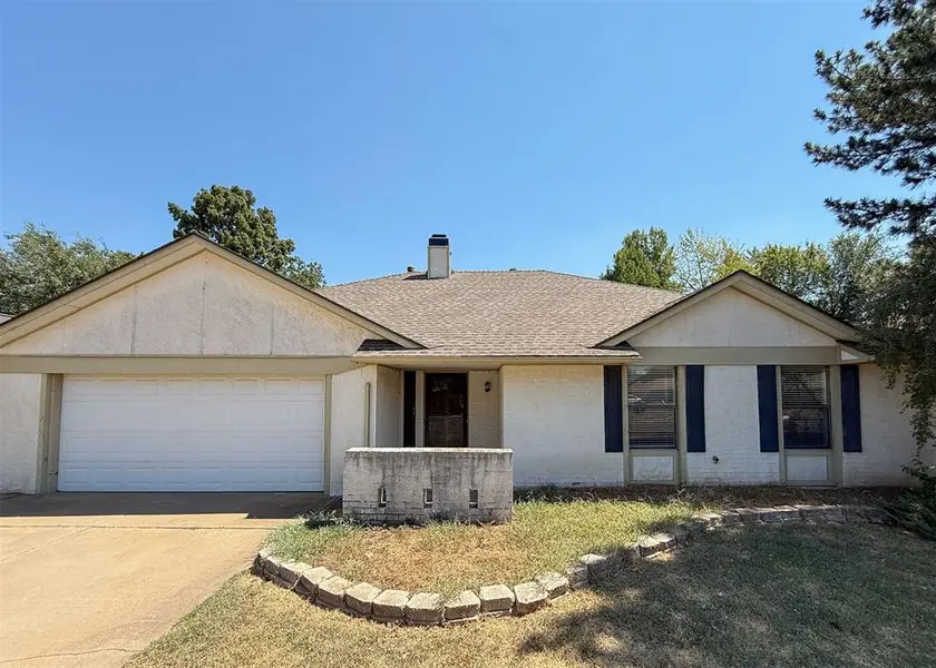 812 Countrywood LN, Edmond, OK 73012