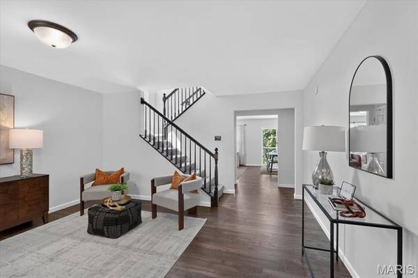 677 Vista Conn DR, St Louis, MO 63125