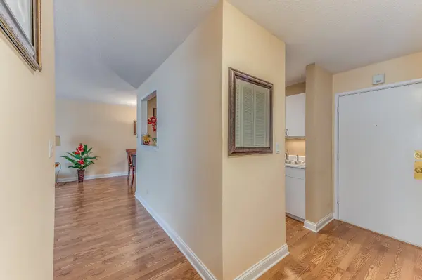 1117 S Old Wilke RD #203, Arlington Heights, IL 60005