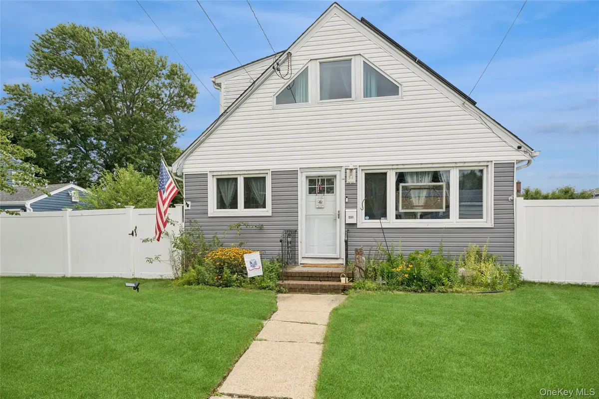 231 E Hampton RD, Lindenhurst, NY 11757