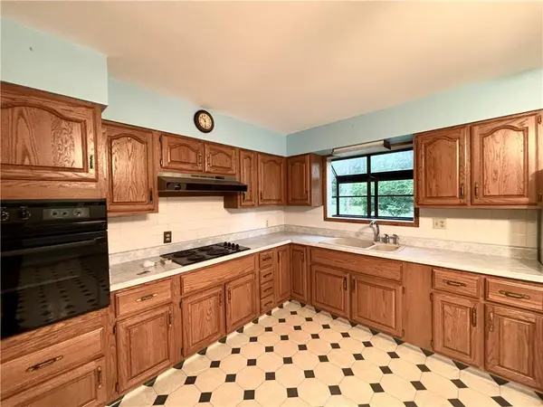 1609 Green Valley RD, St Joseph, MO 64505