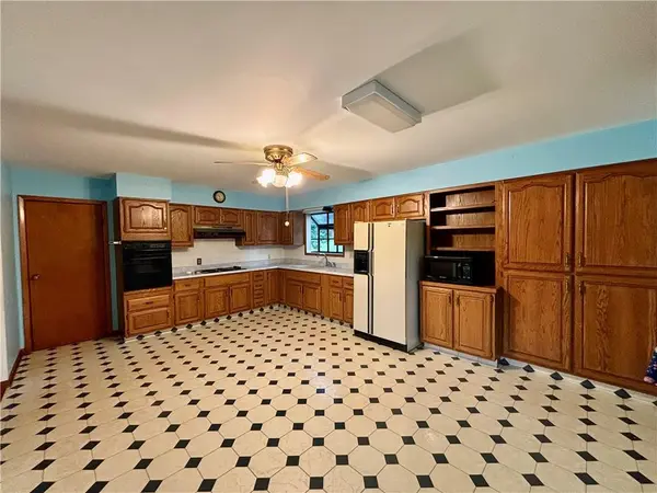 1609 Green Valley RD, St Joseph, MO 64505