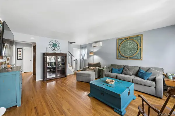 231 E Hampton RD, Lindenhurst, NY 11757