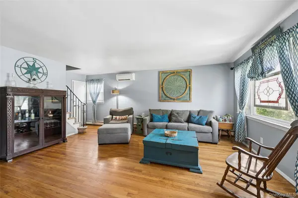 231 E Hampton RD, Lindenhurst, NY 11757