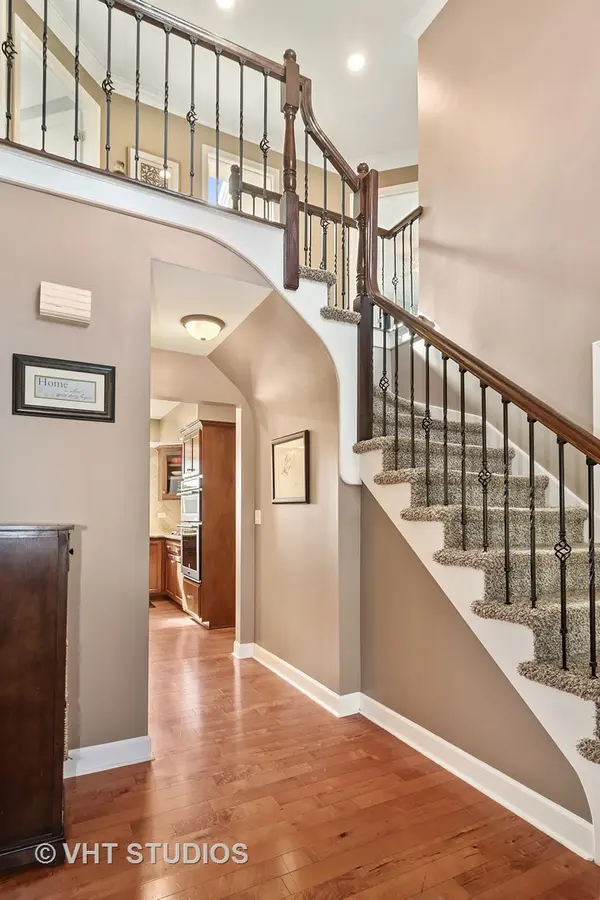 1352 Saxon LN, Naperville, IL 60564
