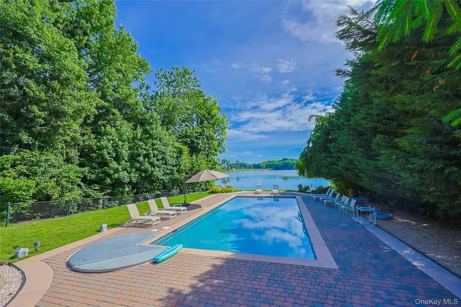 21 Lake RD, Great Neck, NY 11020