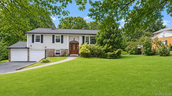 28 Pike PL, Mahopac, NY 10541
