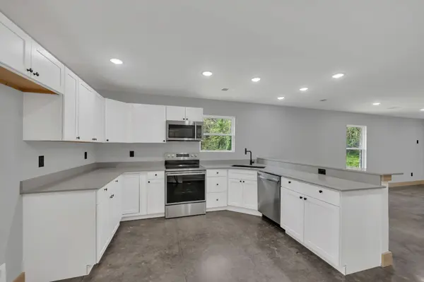 110 Hooper Dr, Charlotte, TN 37036