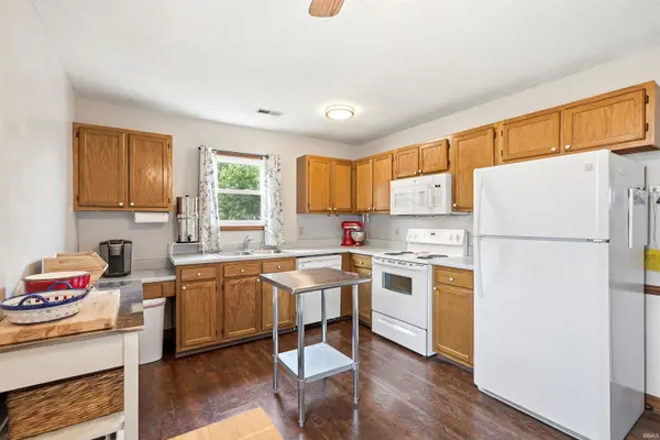 2115 Cortez DR, Kendallville, IN 46755-3008