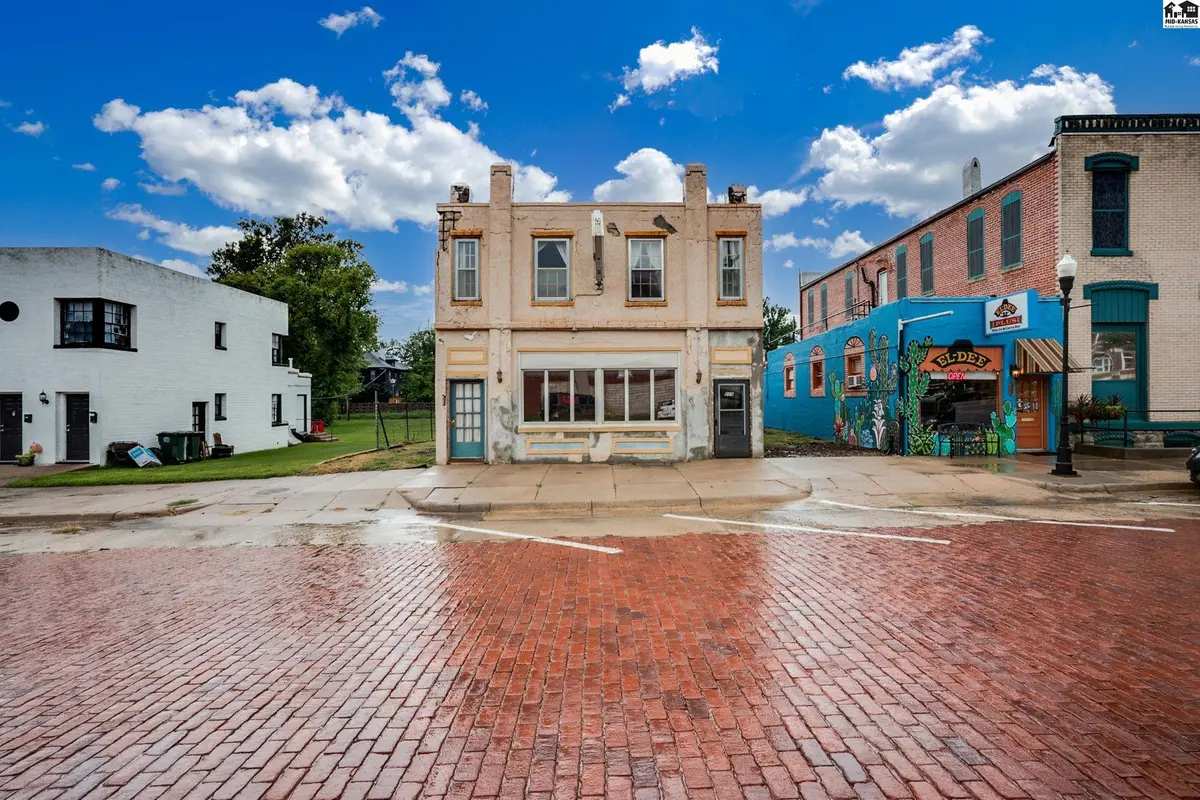 205 S West Ave, Lyons, KS 67554