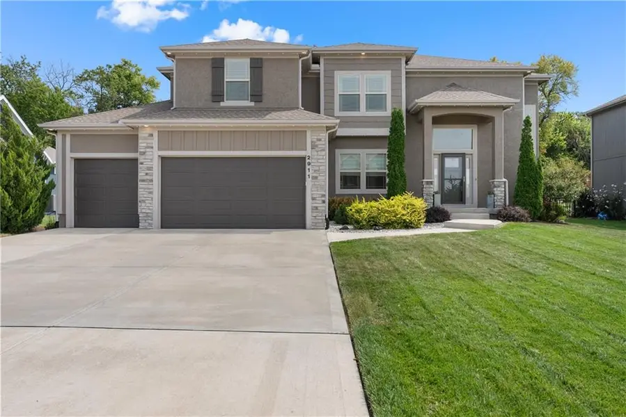 2911 SW Arthur DR, Lee's Summit, MO 64082