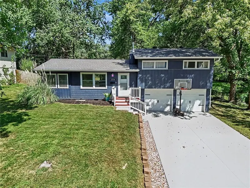 2208 NE 60th TER, Gladstone, MO 64118