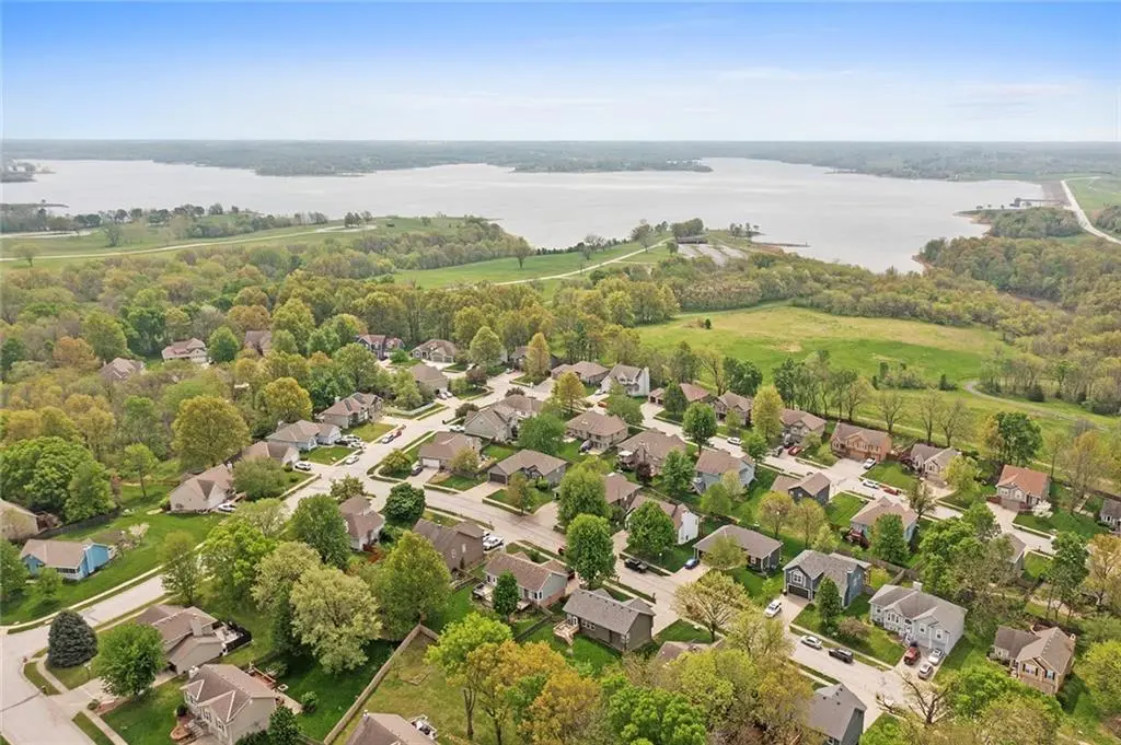 207 Lakeview DR, Smithville, MO 64089