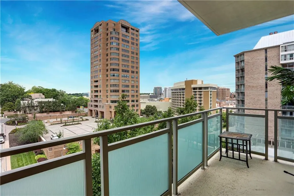 4950 Central ST #302, Kansas City, MO 64112