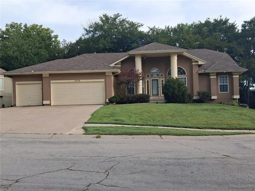 2518 Wintervalley CT, Lee's Summit, MO 64081